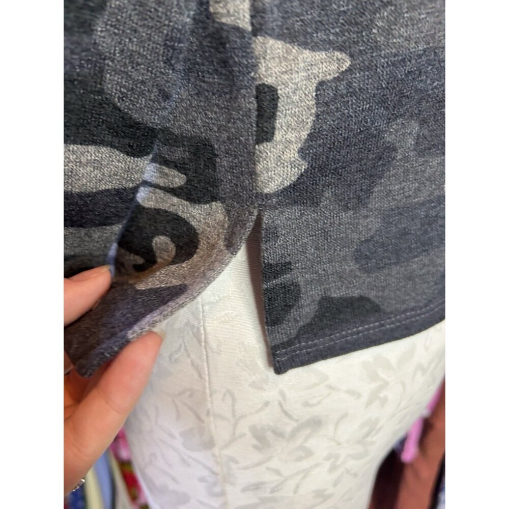 Sanctuary Women's V-Neck Cozy Pocket Sleeve Top in Distressed Camo Size XS - Picture 8 of 11